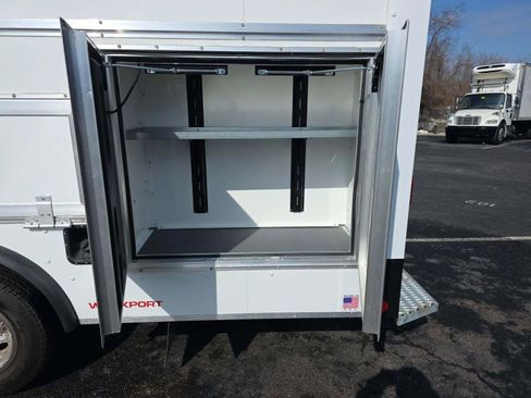 Used 2025 Ford E-450 and Econoline 450 Super Duty w/ Driver's Safety Package image 5