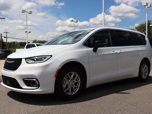 Used 2026 Chrysler Pacifica Select FWD image 7