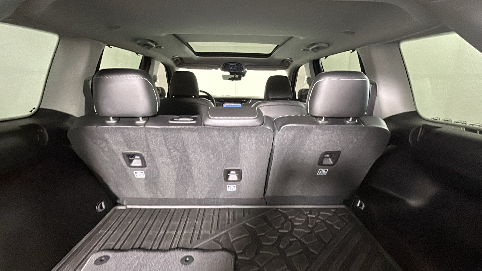 Used 2023 Jeep Grand Cherokee Limited w/ Luxury Tech Group II RWD image 35