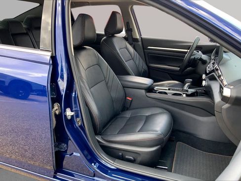 Used 2024 Nissan Altima 2.5 SR w/ SR Premium Package FWD image 9