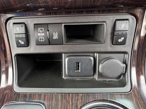 Used 2017 Chevrolet Traverse LT w/ Style and Technology Package FWD image 16