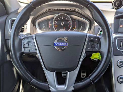 Used 2017 Volvo S60 T5 Inscription image 10