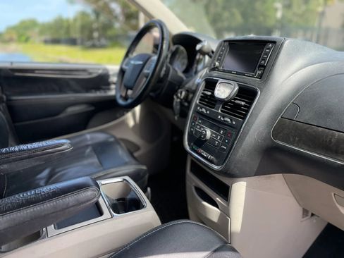 Used 2014 Chrysler Town & Country Touring FWD image 21