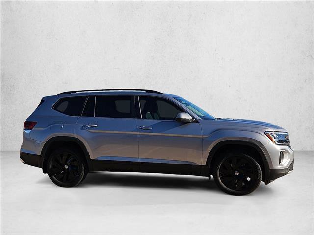 Used 2024 Volkswagen Atlas SE w/ Panoramic Sunroof Package FWD image 4