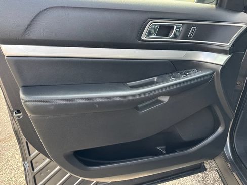 Used 2017 Ford Explorer XLT w/ Equipment Group 202A AWD/4WD image 18