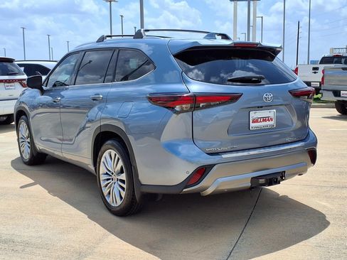 Used 2024 Toyota Highlander Platinum AWD/4WD image 2