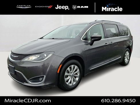 Used 2018 Chrysler Pacifica Touring-L image 3