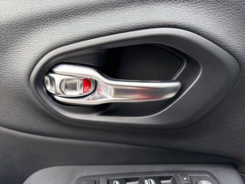 Used 2017 Jeep Cherokee Trailhawk image 19