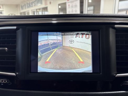 Used 2020 Chrysler Pacifica Touring image 17