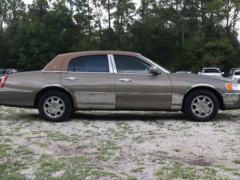 Used 2001 Lincoln Town Car Signature RWD image 13