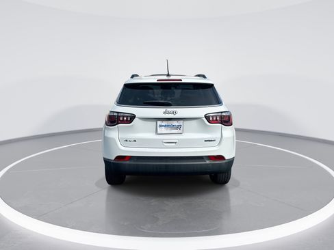 Used 2022 Jeep Compass Latitude w/ Sun and Sound Group AWD/4WD image 8