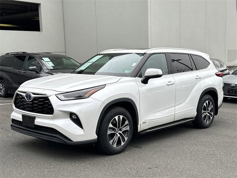 Certified 2022 Toyota Highlander XLE image 2