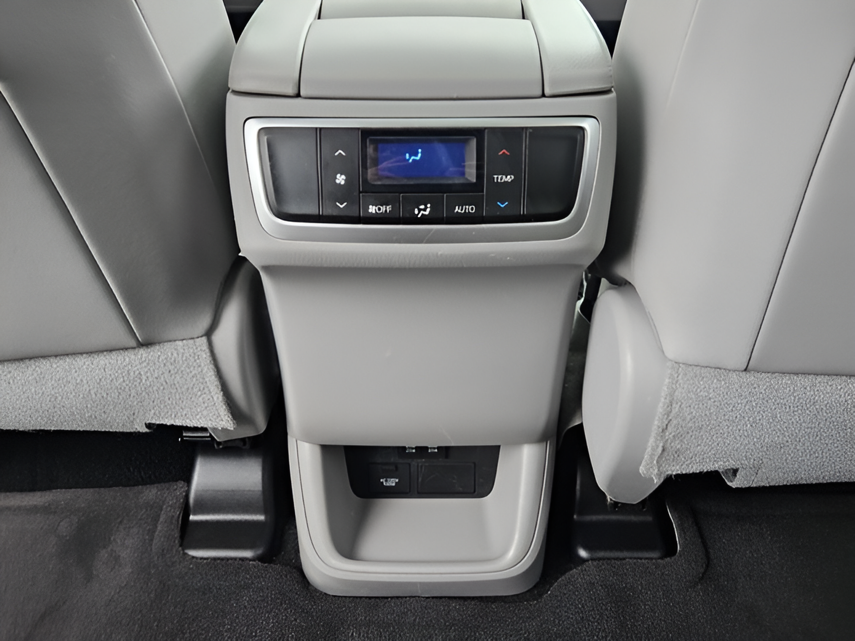 Used 2019 Toyota Highlander Limited FWD image 12