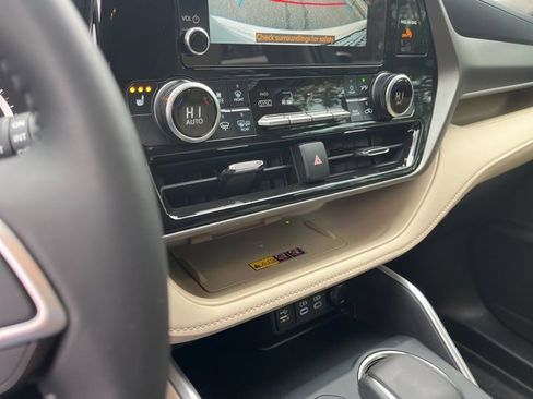 Used 2025 Toyota Highlander XLE image 26