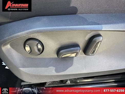 Used 2024 Volkswagen Tiguan SE image 18