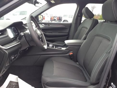 Used 2025 Jeep Grand Cherokee Laredo X w/ Luxury Tech Group I image 11