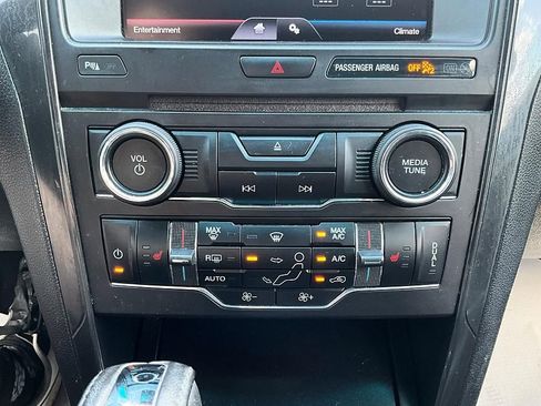Used 2016 Ford Explorer XLT w/ Equipment Group 202A AWD/4WD image 27