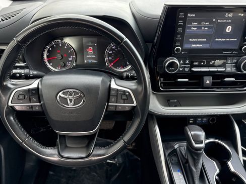 Used 2022 Toyota Highlander LE AWD/4WD image 14