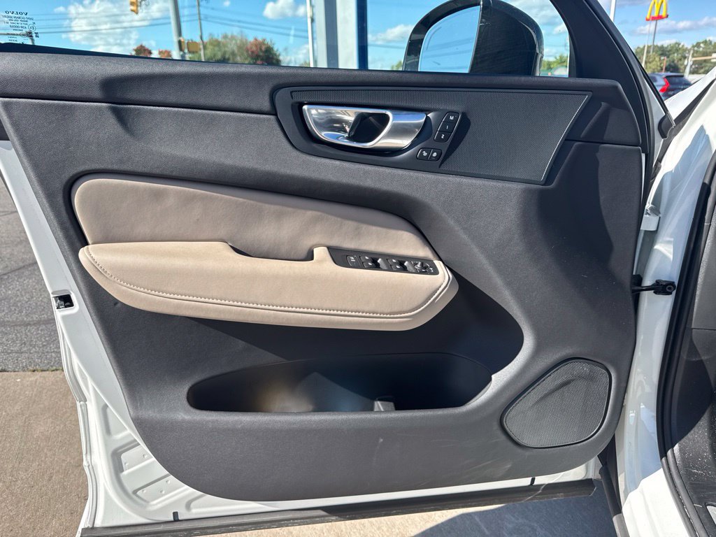 Used 2026 Volvo XC60 B5 Plus AWD/4WD image 9