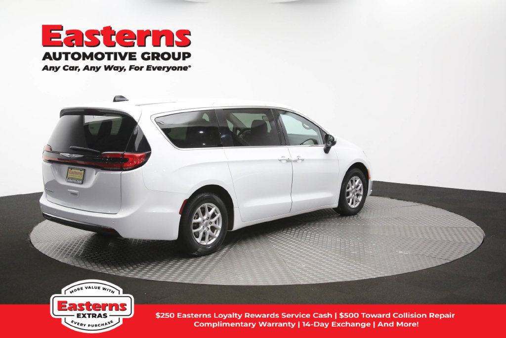 Used 2023 Chrysler Pacifica Touring-L FWD image 40