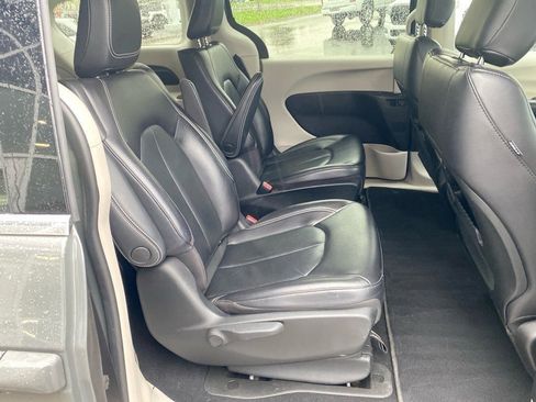 Used 2022 Chrysler Pacifica Touring-L image 25