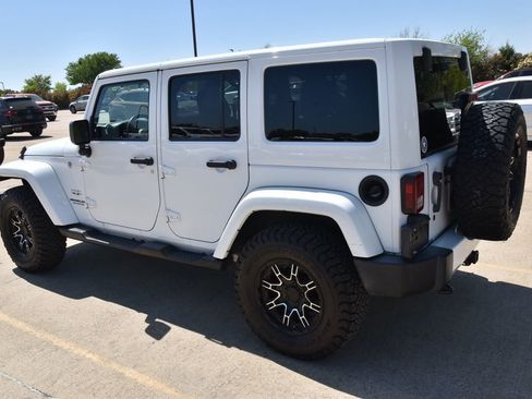 Used 2016 Jeep Wrangler Unlimited Sahara w/ Connectivity Group image 9