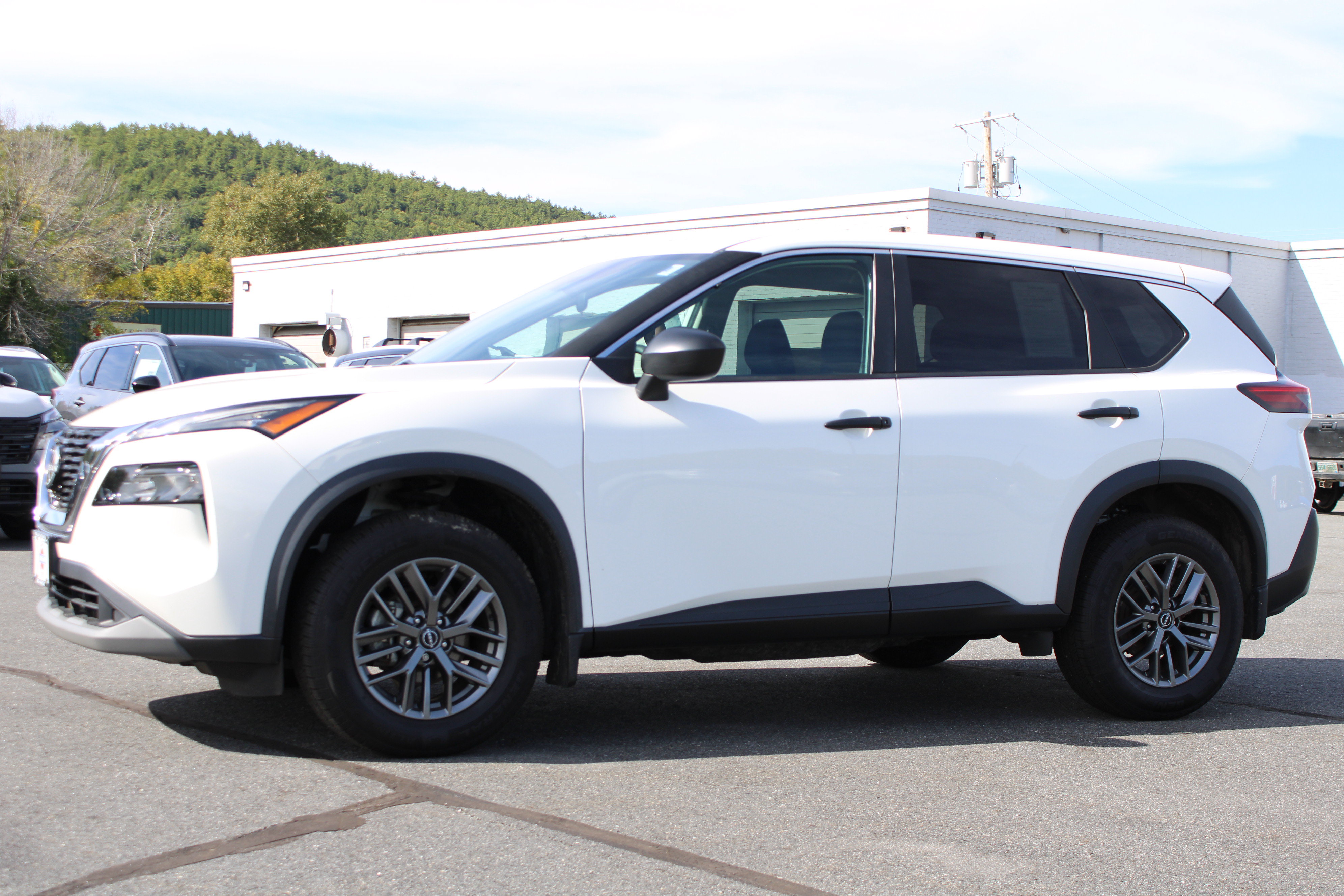 Used 2023 Nissan Rogue S AWD/4WD image 12