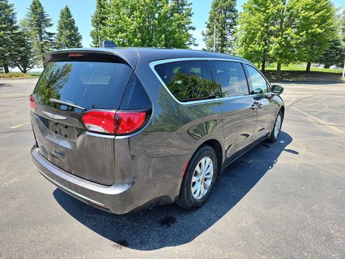 Used 2019 Chrysler Pacifica Touring Plus w/ Advanced Safetytec Group FWD image 3