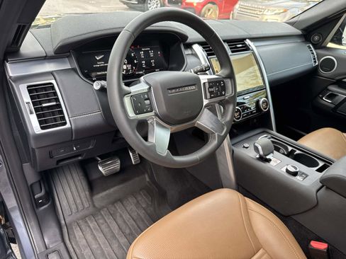 Used 2024 Land Rover Discovery Dynamic SE image 23