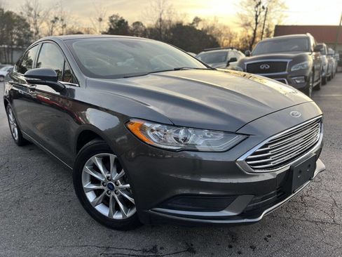 Used 2017 Ford Fusion SE image 3