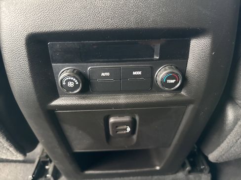 Used 2023 Chevrolet Traverse LT w/ Rear Camera Mirror Package image 19