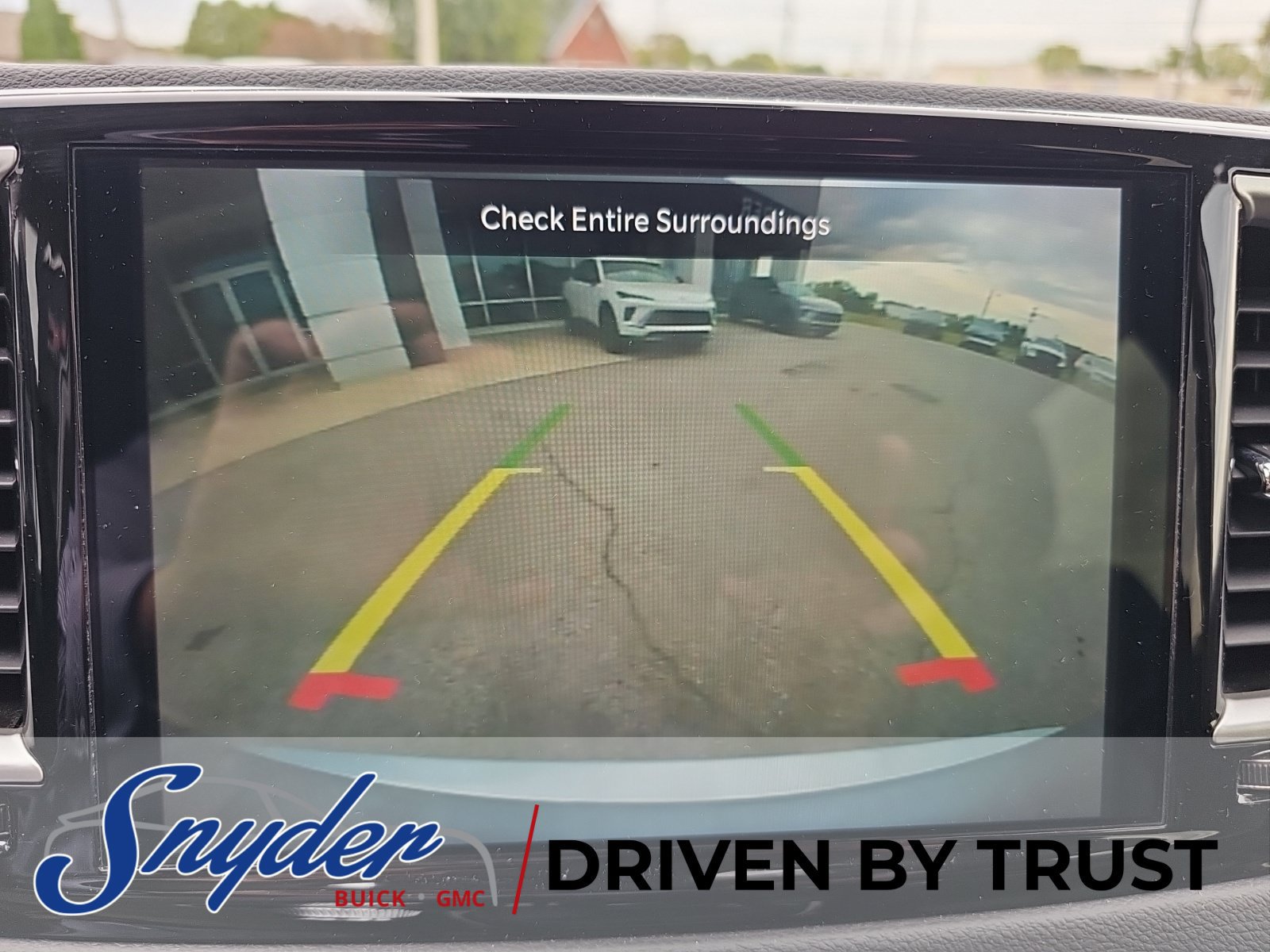 Used 2023 Chrysler Pacifica Touring-L FWD image 17
