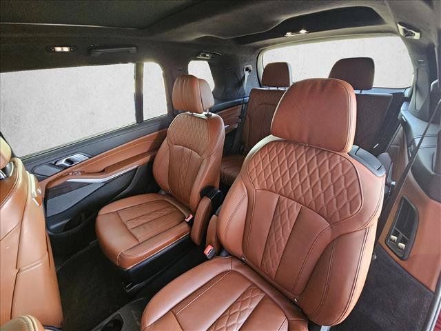 Used 2025 BMW X7 M60i AWD/4WD image 16