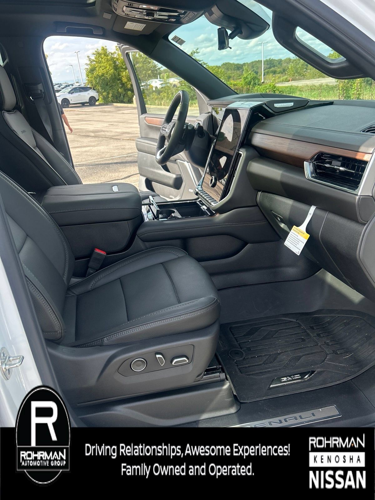 Used 2026 GMC Yukon Denali w/ Denali Reserve Package AWD/4WD image 7