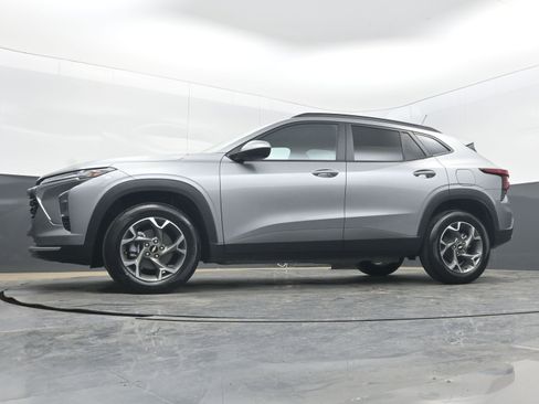 New 2026 Chevrolet Trax LT w/ Driver Confidence Package FWD image 28