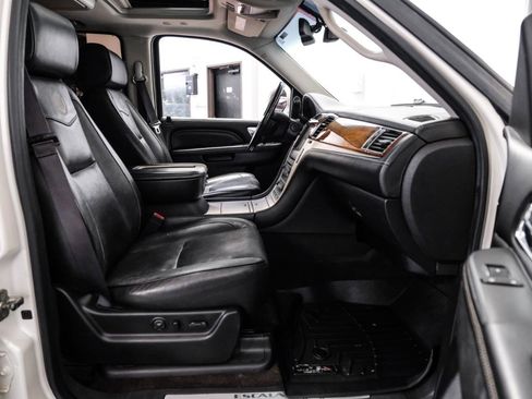 Used 2013 Cadillac Escalade Platinum RWD image 43
