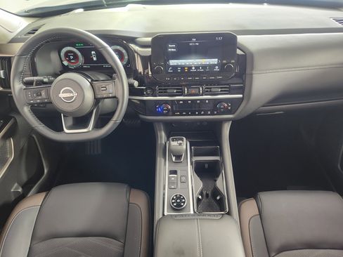 Used 2025 Nissan Pathfinder Platinum image 16