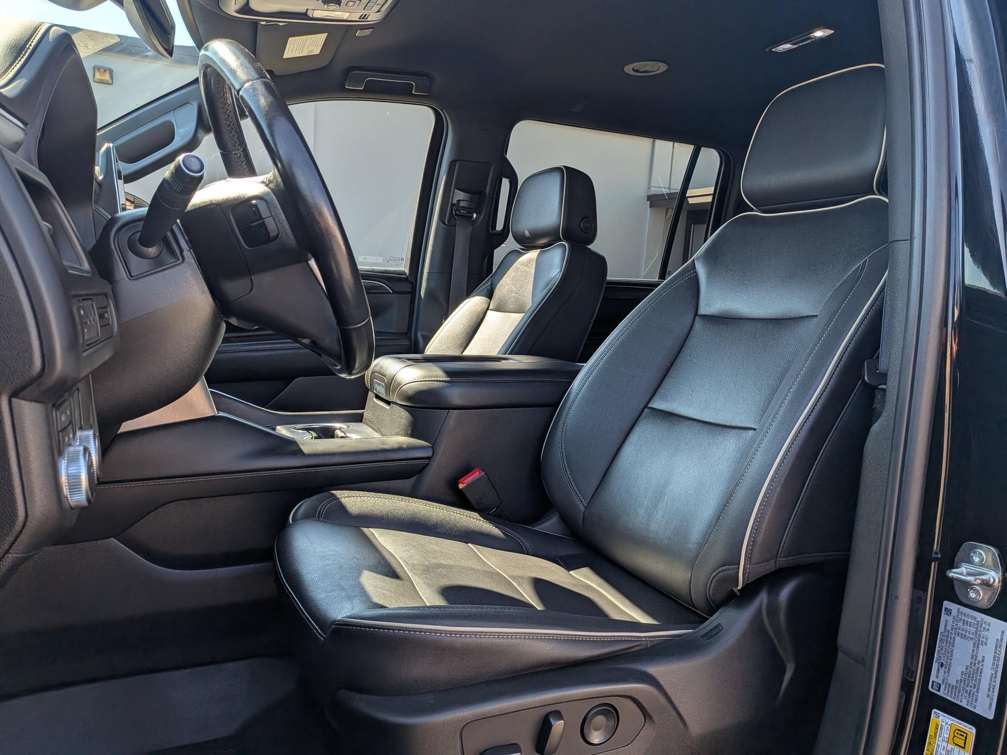 Used 2022 GMC Yukon XL SLT AWD/4WD image 5