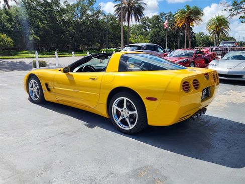 Used 2004 Chevrolet Corvette Coupe w/ Preferred Equipment Group RWD image 6