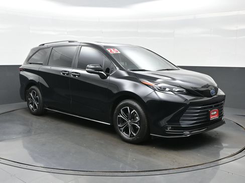 Used 2025 Toyota Sienna Platinum AWD/4WD image 8