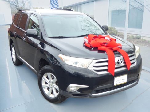 Used 2011 Toyota Highlander 4WD w/ Tech Pkg image 2