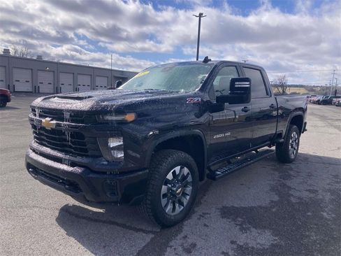 Used 2024 Chevrolet Silverado 2500 Custom w/ Custom Value Package image 8