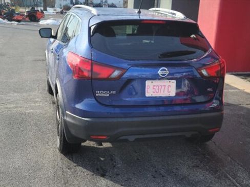 Used 2018 Nissan Rogue Sport SL w/ SL Premium Package image 6