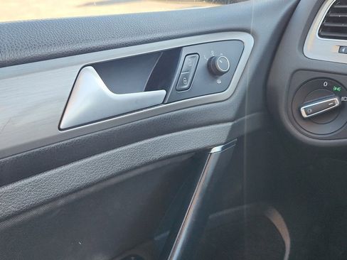 Used 2016 Volkswagen Golf S image 25