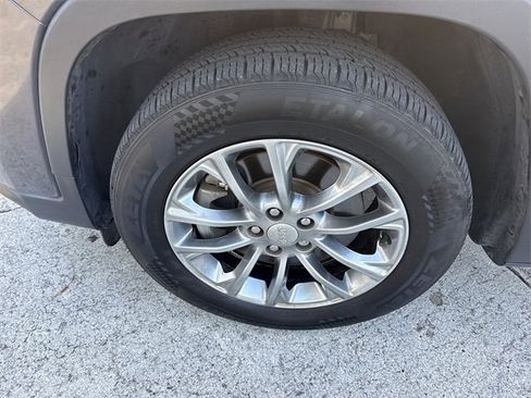 Used 2021 Jeep Cherokee Latitude Lux image 10