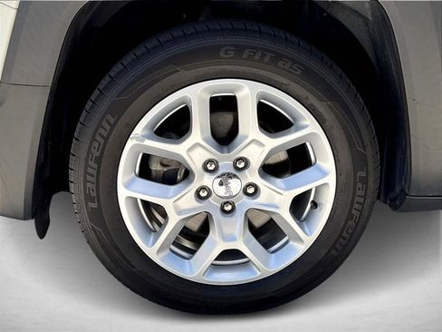 Used 2018 Jeep Renegade Latitude FWD image 8