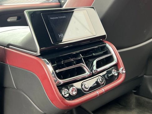 Used 2023 Bentley Bentayga Extended Wheelbase image 21