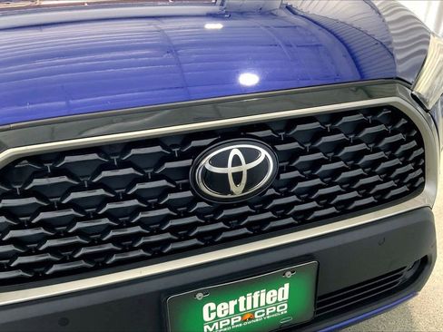 Used 2023 Toyota Corolla Cross XLE w/ Convenience Package FWD image 30