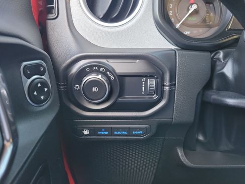 Used 2025 Jeep Wrangler Unlimited Sahara w/ Safety Group AWD/4WD image 30