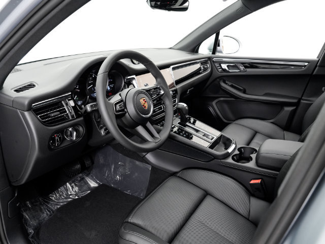 Certified 2026 Porsche Macan AWD/4WD image 4